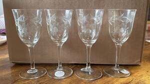 Vintage Set of 4 Toscany Etched Floral Sherry Cordial Glasses